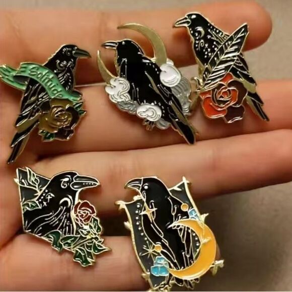 Black raven enamel pin - Picture 3 of 3